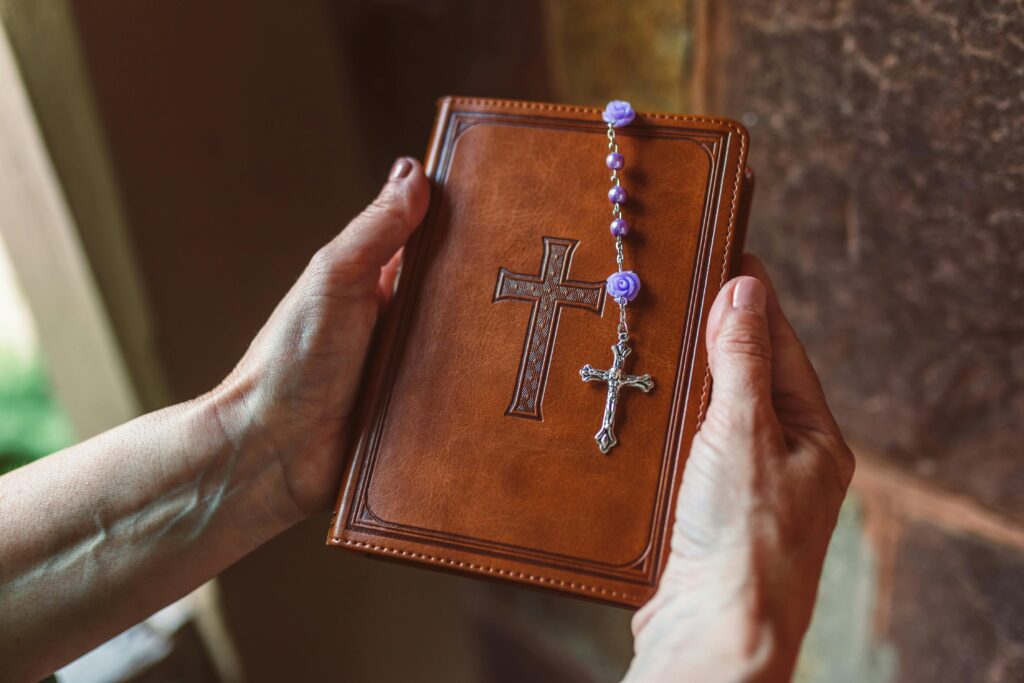 Różaniec na zamkniętej Biblii