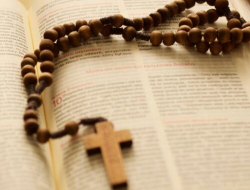 Różaniec leżący na otwartej Biblii