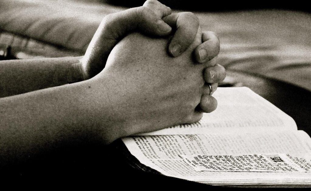 Złożone ręce do modlitwy